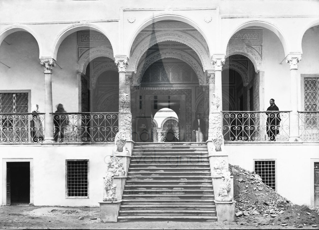 New - Château de Volognat - Photos - Hubert Vaffier - Bardo - Escalier des lions - 1887-04-17 - 1199