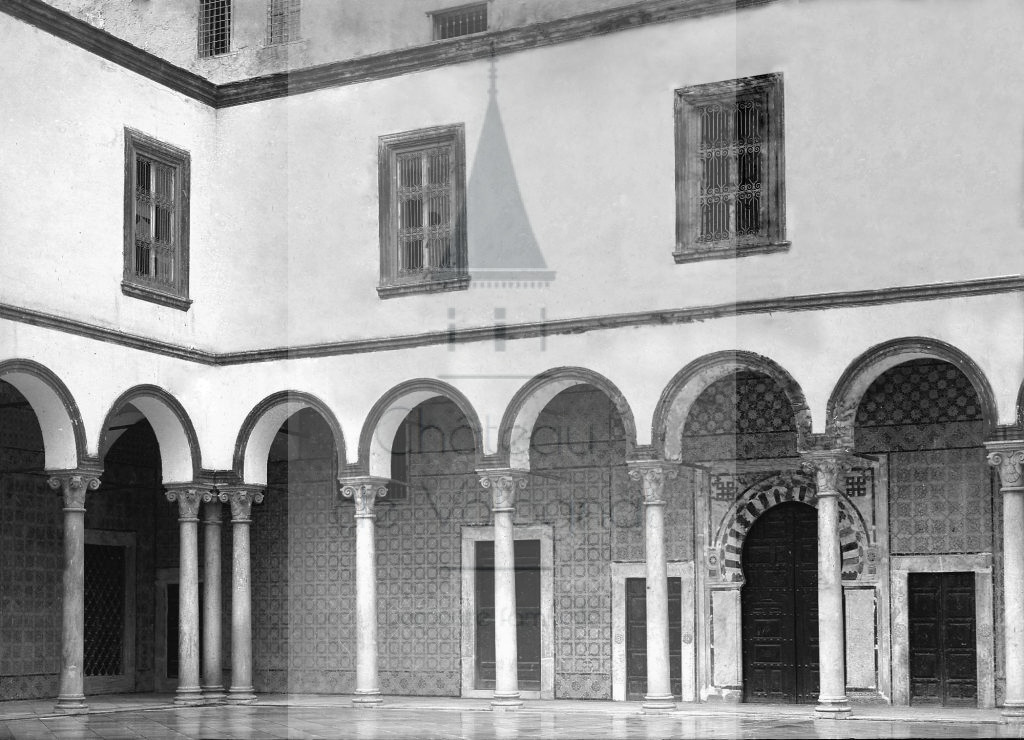 New - Château de Volognat - Photos - Hubert Vaffier - Bardo - Cour intérieure - 1887-04-17 - 1200