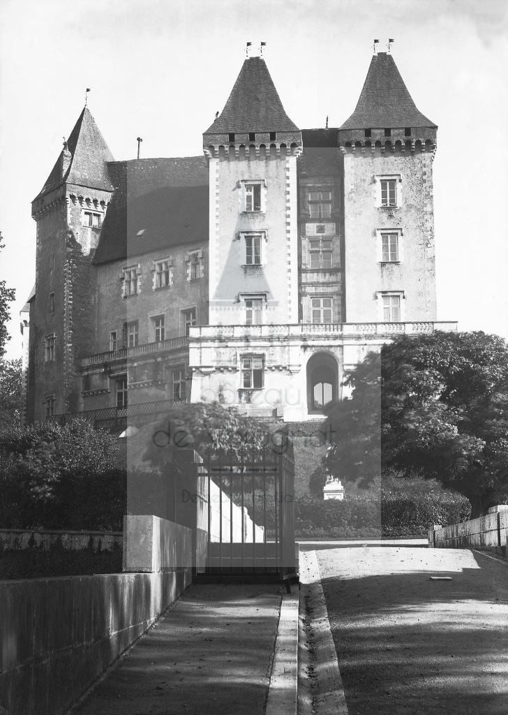 New - Château de Volognat - Photos - Hubert Vaffier - Pau - Le château coté ouest - 1887-10-14 - 1291