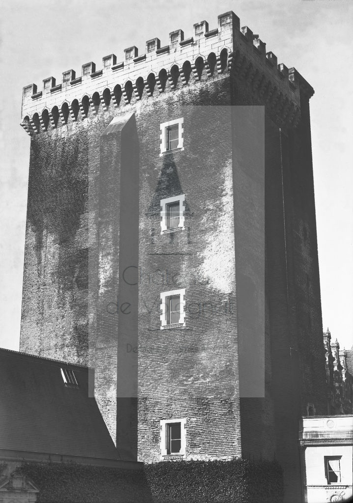 New - Château de Volognat - Photos - Hubert Vaffier - Pau - Grande tour carrée du château - 1887-10-14 - 1292