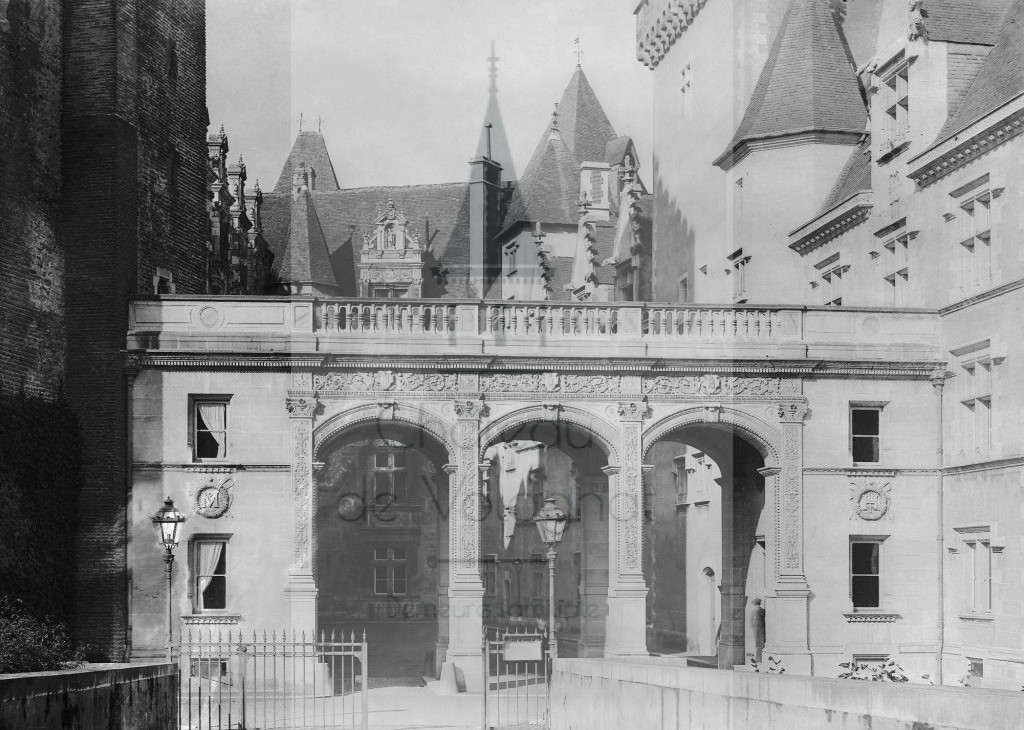 New - Château de Volognat - Photos - Hubert Vaffier - Pau - Château cour d'entrée - 1887-10-14 - 1294