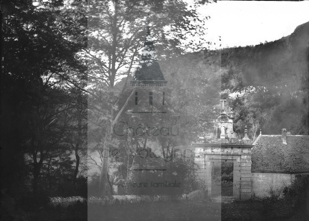 New - Château de Volognat - Photos - Hubert Vaffier - Lac de Vouglans - Entrée de l'abbaye - 1880-10-20 - 160