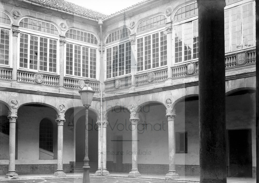 New - Château de Volognat - Photos - Hubert Vaffier - Valladolid - Patio du palais Bourbon - 1889-05-24 - 1729