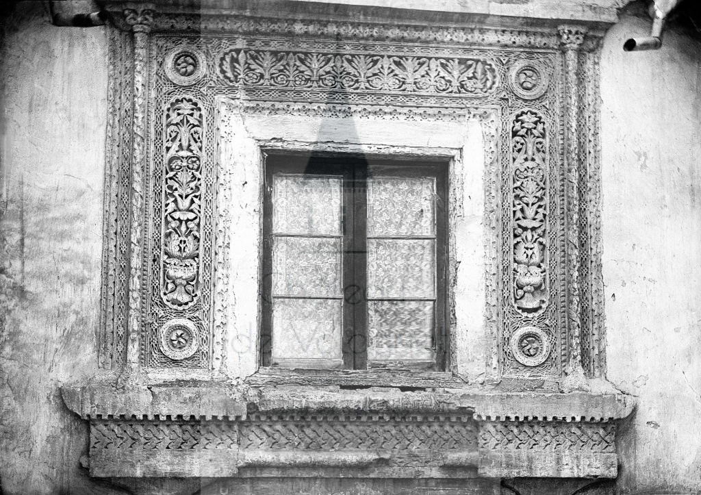 New - Château de Volognat - Photos - Hubert Vaffier - Valladolid - Cloitre fenêtre renaissance - 1889-05-24 - 1733