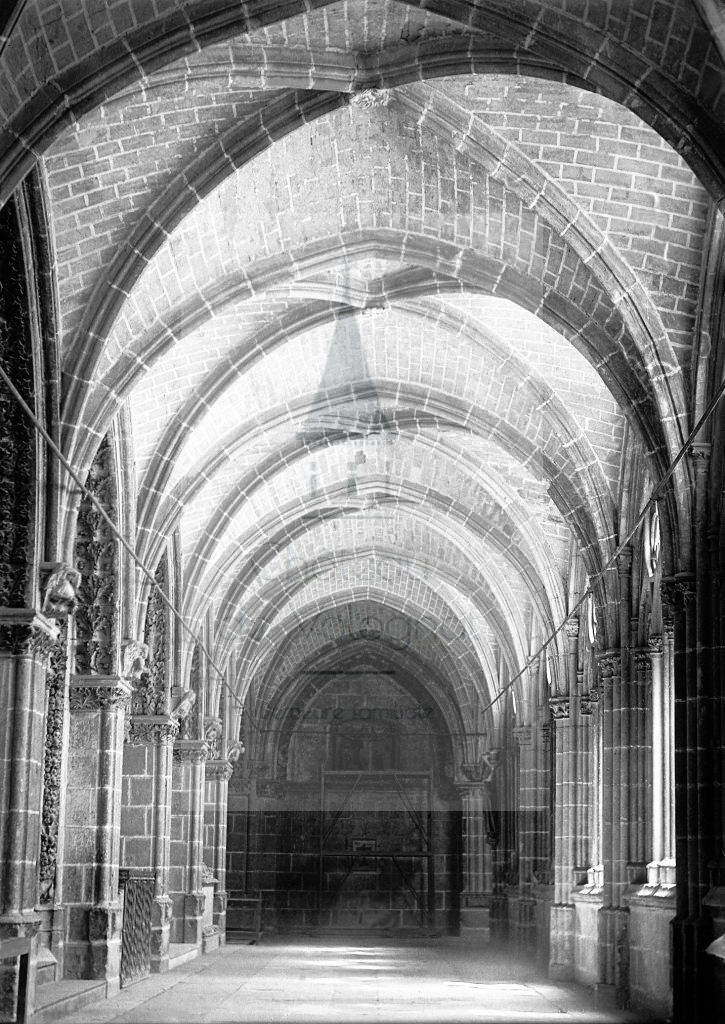 New - Château de Volognat - Photos - Hubert Vaffier - Burgos - Cloitre de la cathédrale - 1889-05-27 - 1747