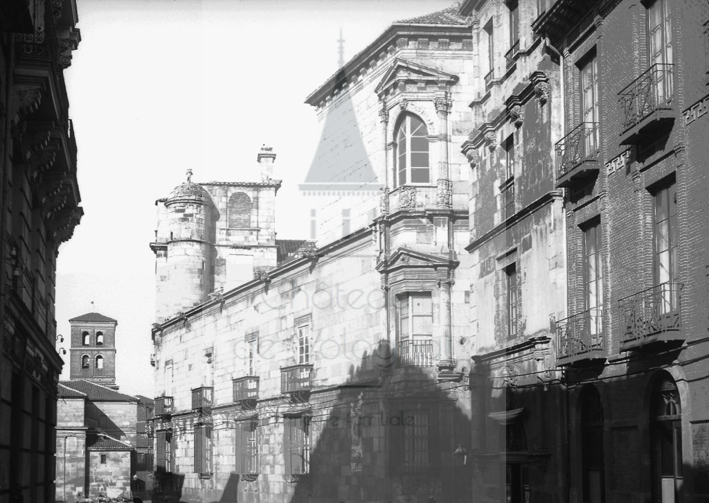 New - Château de Volognat - Photos - Hubert Vaffier - Leon - Angle du palais Guzmanes - 1890-04-09 - 1801