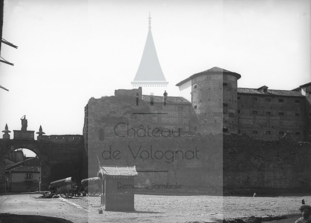 New - Château de Volognat - Photos - Hubert Vaffier - Leon - Porte Pelagio - 1890-04-10 - 1806