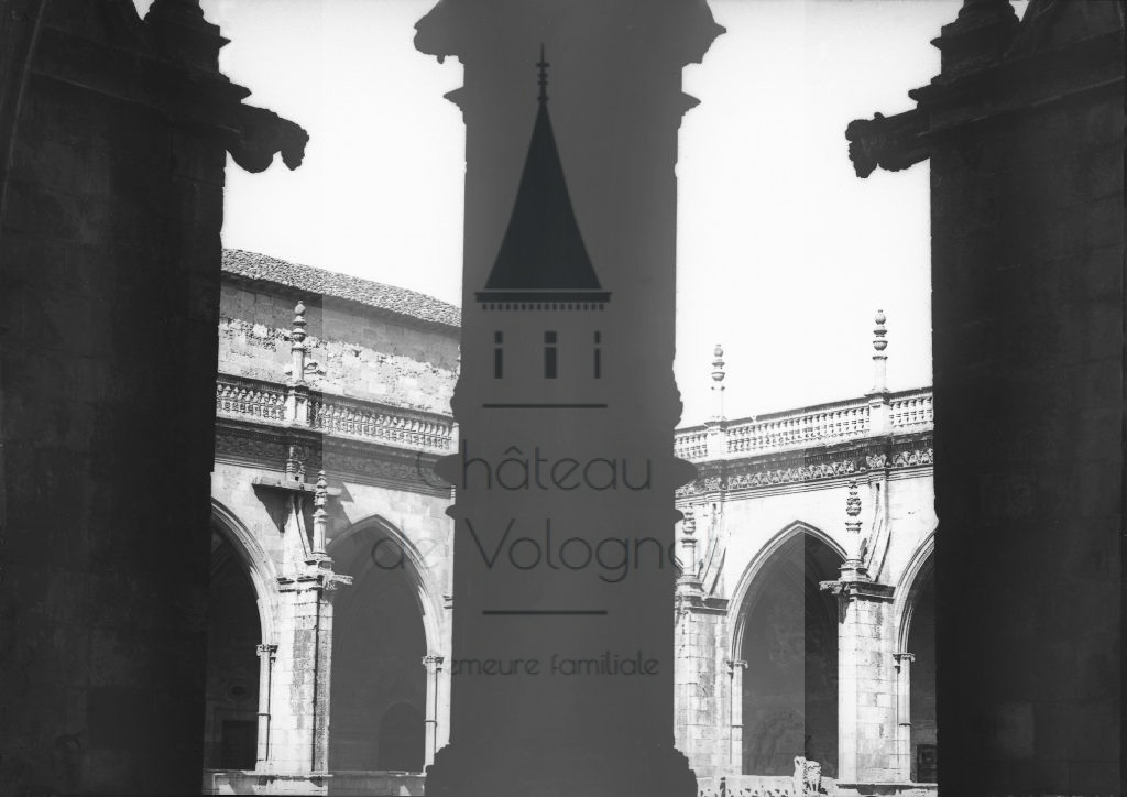 New - Château de Volognat - Photos - Hubert Vaffier - Leon - Dans le cloitre à travers les piliers - 1890-04-10 - 1809