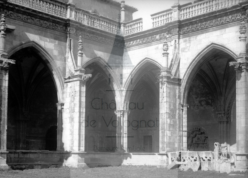New - Château de Volognat - Photos - Hubert Vaffier - Leon - Dans le cloitre un angle - 1890-04-10 - 1810