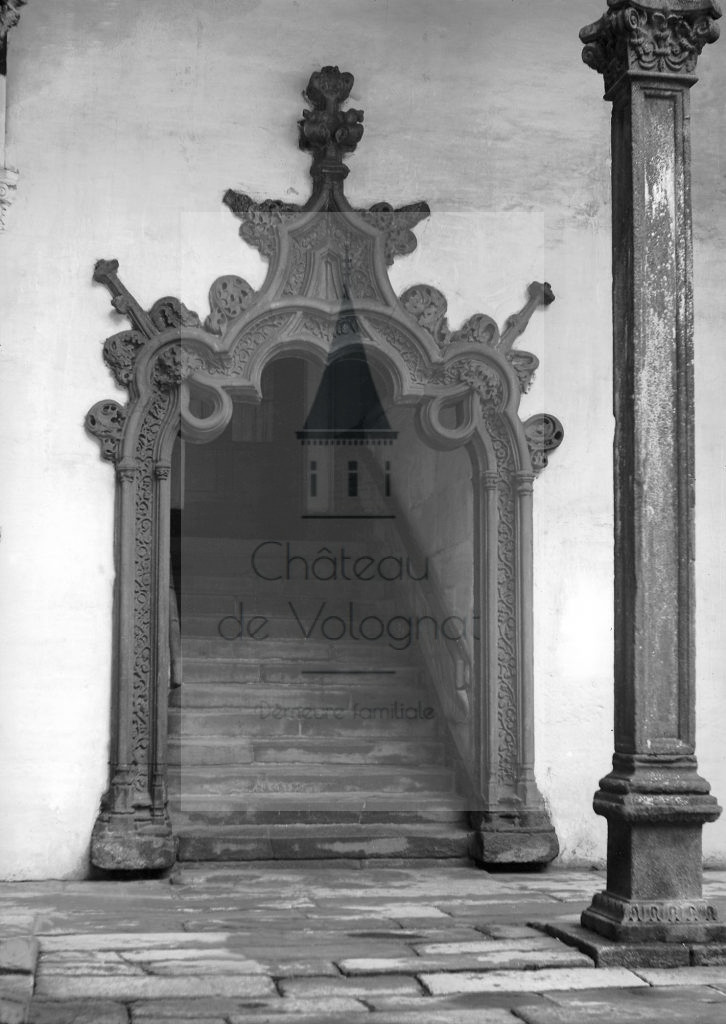 Château de Volognat - Photos - Hubert Vaffier - Santiago - Porte dans le patio de l'hopital - 16/04/1890 - 1840