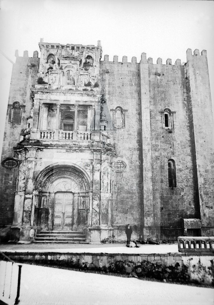Château de Volognat - Photos - Hubert Vaffier - Coimbra - Porte latérale de la vieille cathédrale - 24/04/1890 - 1883