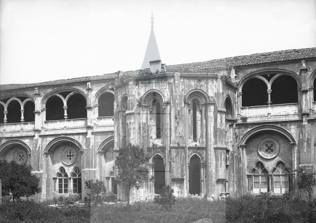 New - Château de Volognat - Photos - Hubert Vaffier - Alcobaça - La cour du cloitre - 1890-04-28 - 1915