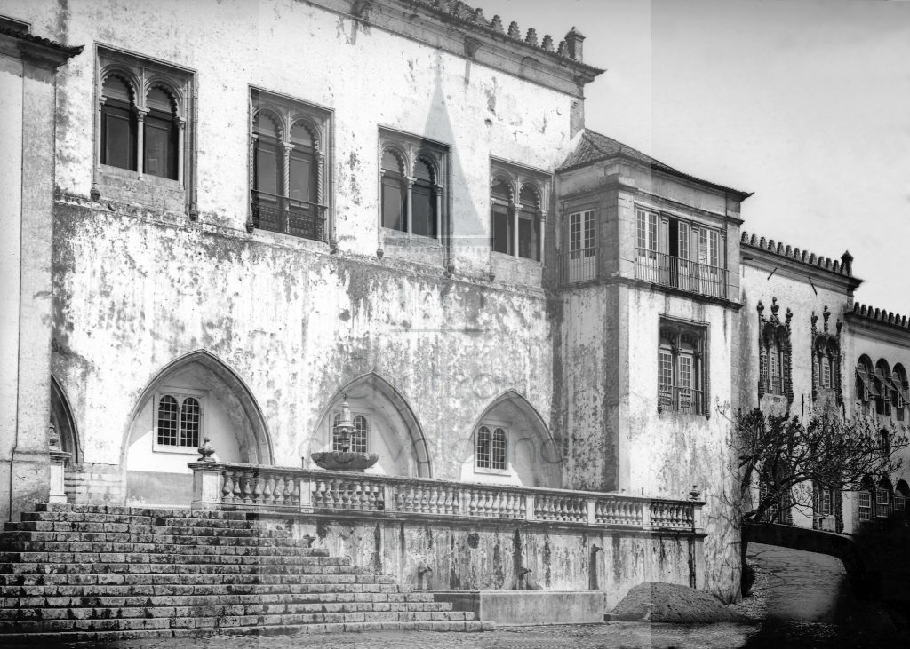 New - Château de Volognat - Photos - Hubert Vaffier - Cintra - En entrant dans la cour du palais - 1890-05-02 - 1925