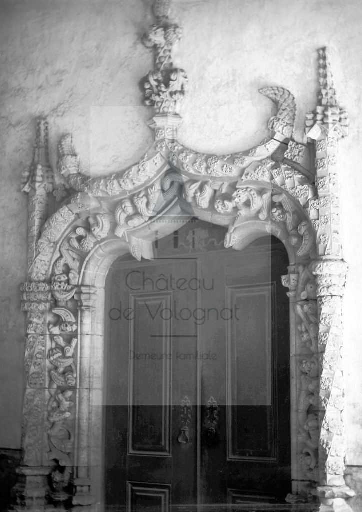 New - Château de Volognat - Photos - Hubert Vaffier - Cintra - Une porte au rez de chaussée - 1890-05-02 - 1928