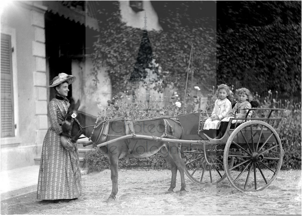 New - Château de Volognat - Photos - Hubert Vaffier - Volognat - Madame P. de C. près de ses enfants à la tête de l'ane - 1890-07-06 - 1936