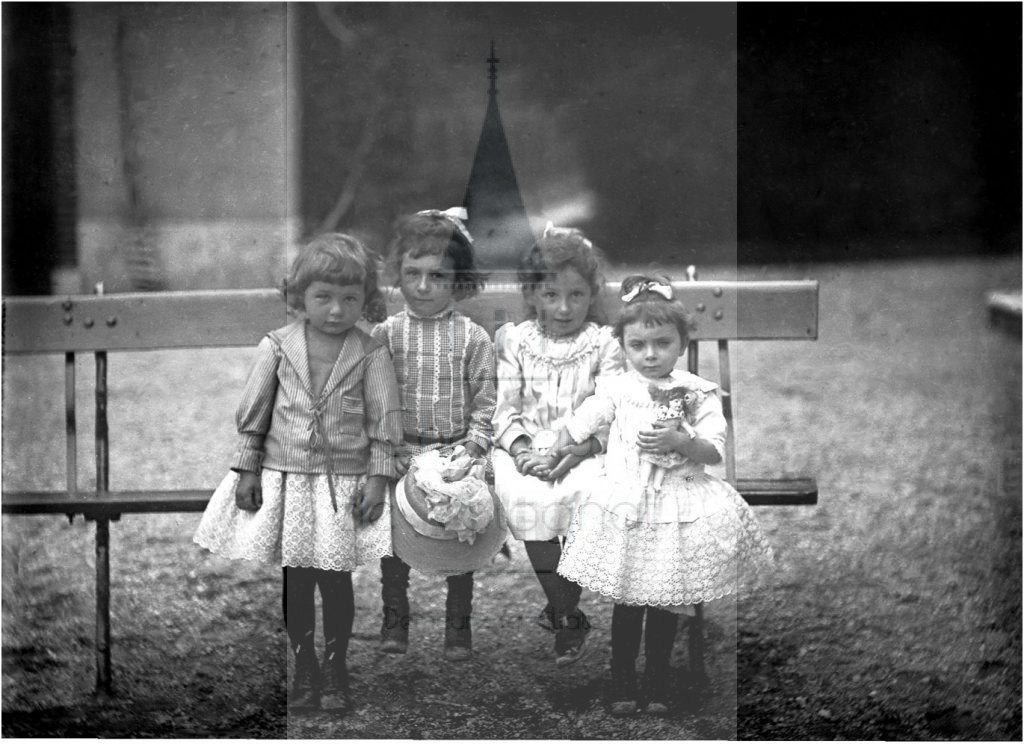 New - Château de Volognat - Photos - Hubert Vaffier - Izernore - Le Voerle groupe d'enfants - 1890-09-21 - 1954