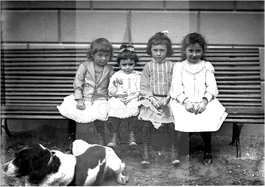 New - Château de Volognat - Photos - Hubert Vaffier - Izernore - Le Voerle groupe d'enfants (avec chien) - 1890-09-21 - 1955