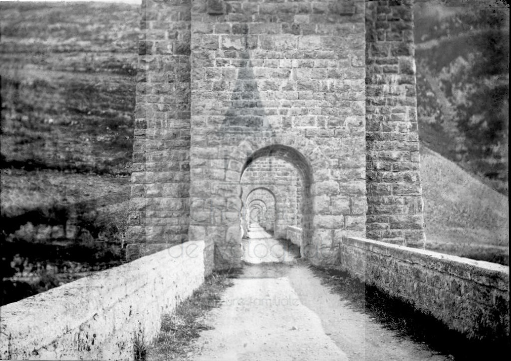 Château de Volognat - Photos - Hubert Vaffier - Bolozon - Passage des voitures sous le viaduc - 08/04/1882 - 203