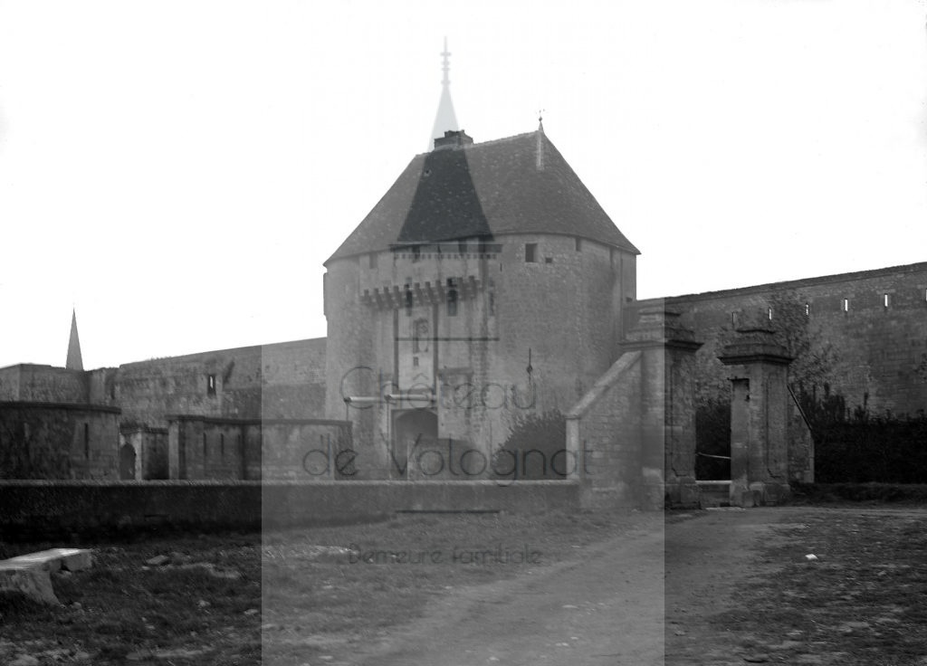 New - Château de Volognat - Photos - Hubert Vaffier - Caen - Porte de l'ancien château caserne - 1891-05-19 - 2037