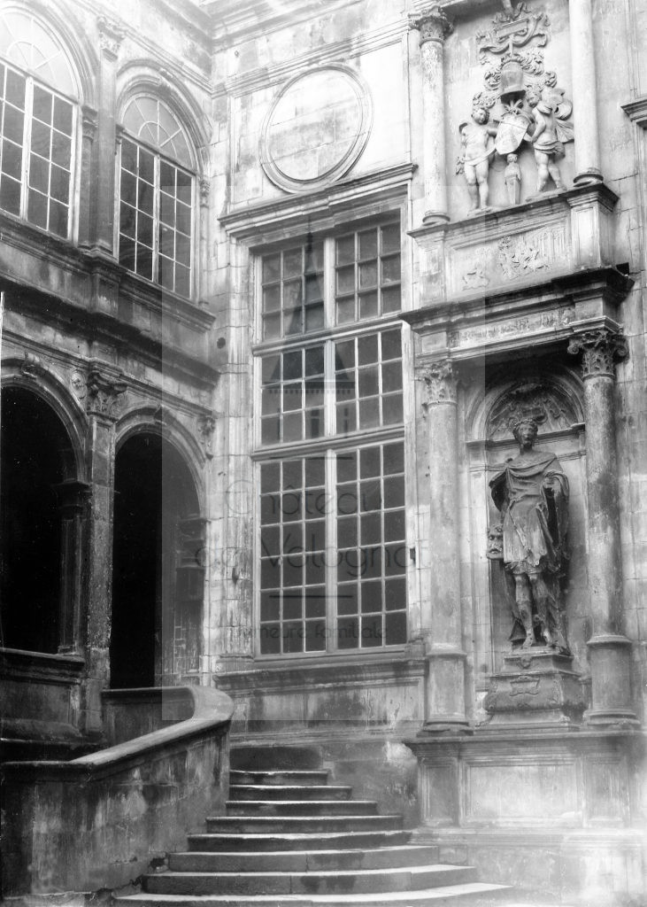 New - Château de Volognat - Photos - Hubert Vaffier - Caen - La cour de la bourse - 1891-05-19 - 2039