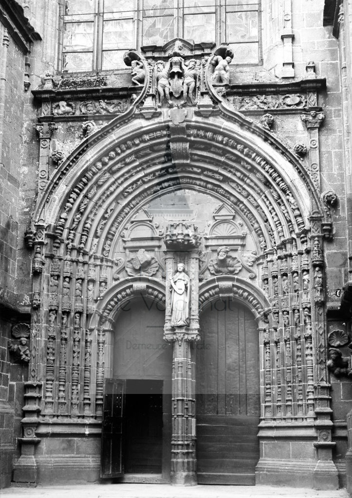 New - Château de Volognat - Photos - Hubert Vaffier - Guingamp - Porte sud de la cathédrale - 1891-06-04 - 2131