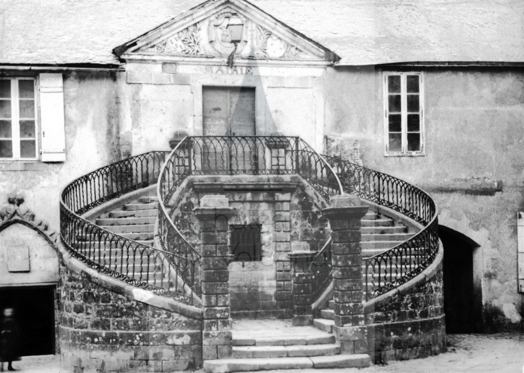 New - Château de Volognat - Photos - Hubert Vaffier - Vannes - Escalier de l'ancienne mairie - 1891-06-21 - 2223
