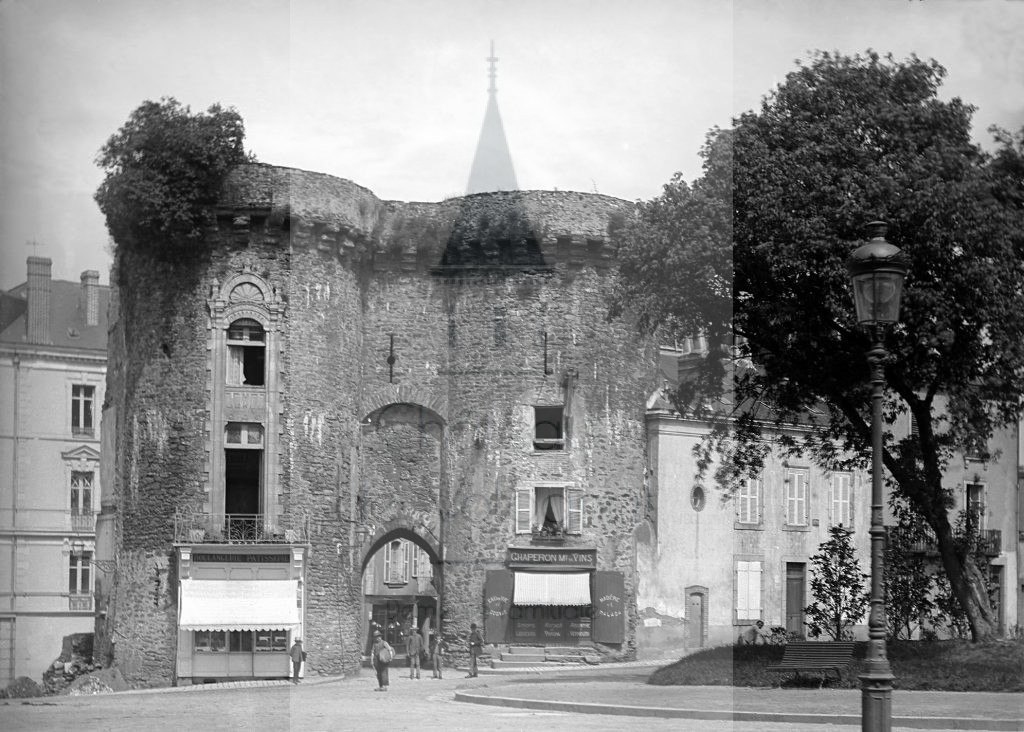 New - Château de Volognat - Photos - Hubert Vaffier - Laval - Porte Beucheresse - 1891-06-24 - 2233