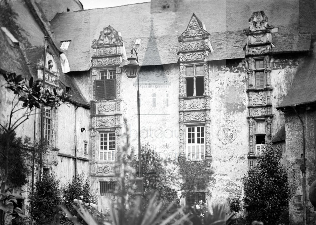 New - Château de Volognat - Photos - Hubert Vaffier - Laval - Cour du château - 1891-06-24 - 2235