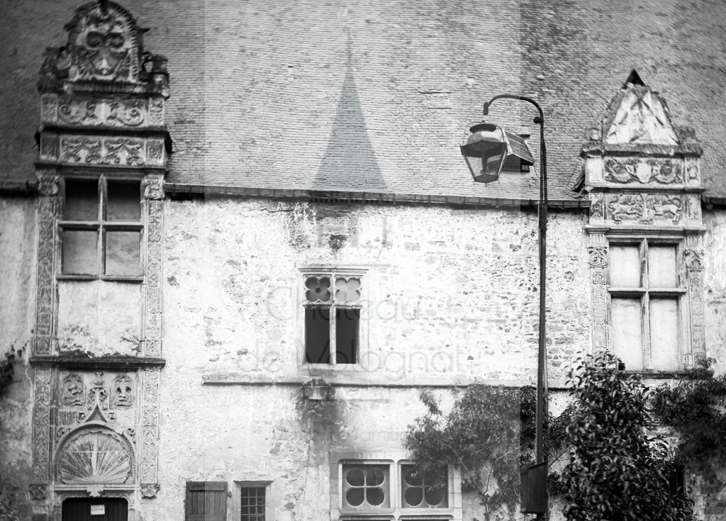 New - Château de Volognat - Photos - Hubert Vaffier - Laval - Cour du château - 1891-06-24 - 2236