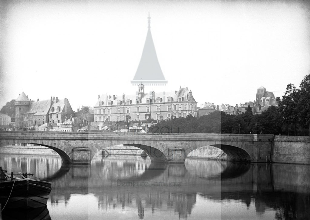 Château de Volognat - Photos - Hubert Vaffier - Laval - Le pont neuf et le château - 25/06/1891 - 2238