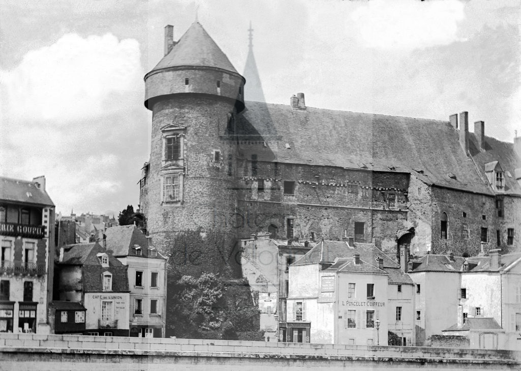 Château de Volognat - Photos - Hubert Vaffier - Laval - La tour du château - 25/06/1891 - 2240