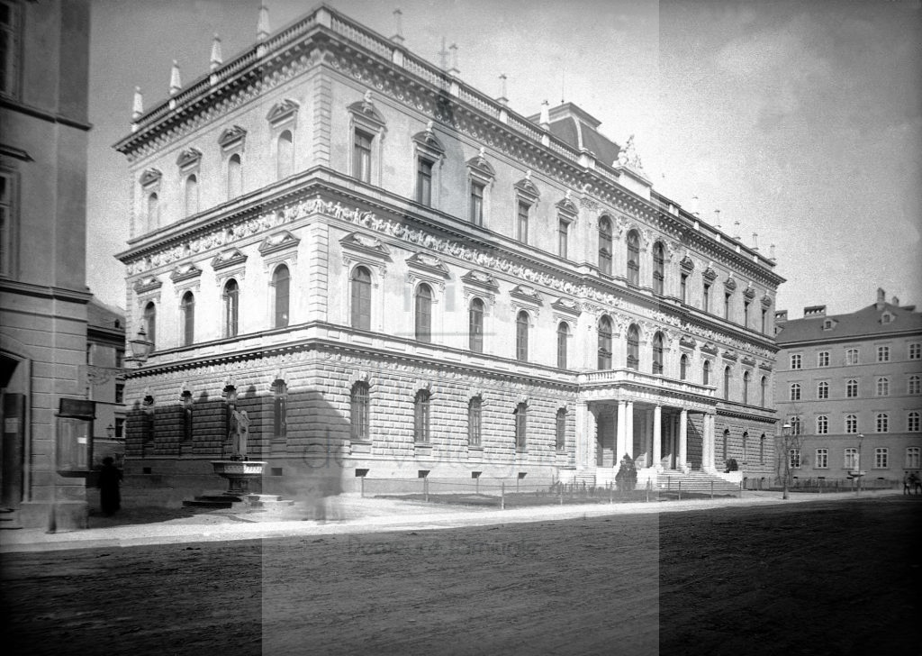 New - Château de Volognat - Photos - Hubert Vaffier - Innsbruck - Le muséum - 1892-04-10 - 2295