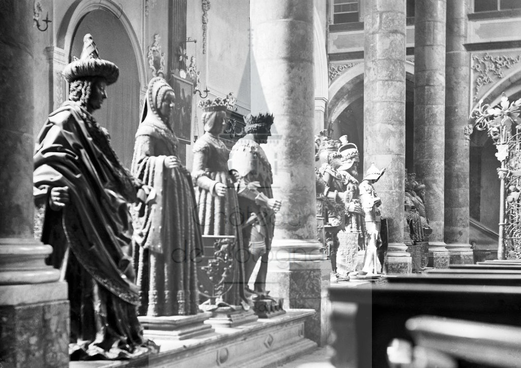 New - Château de Volognat - Photos - Hubert Vaffier - Innsbruck - Statues à gauche en entrant dans l'église - 1892-04-11 - 2301