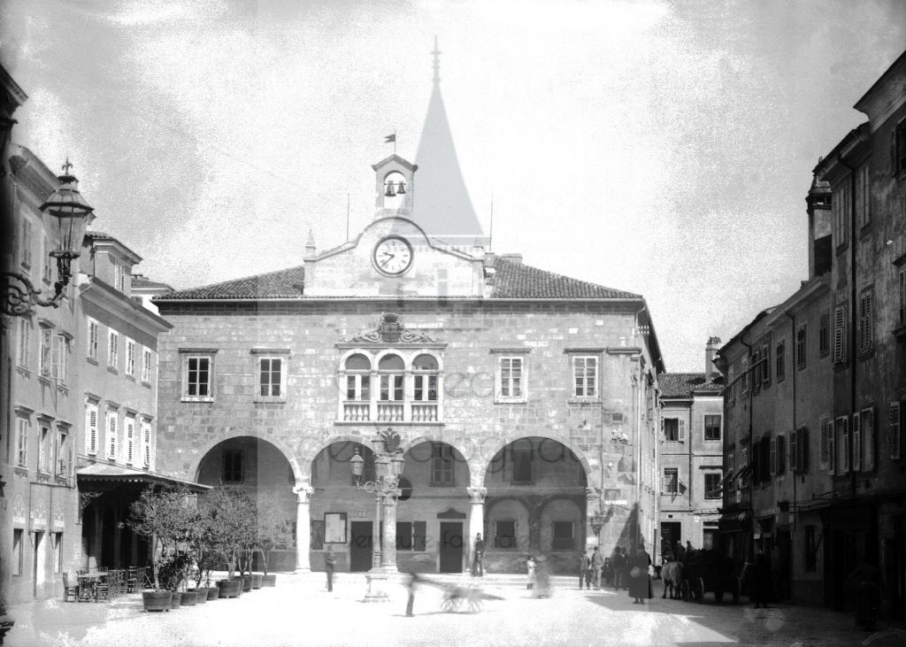 New - Château de Volognat - Photos - Hubert Vaffier - Pola - Place municipale - 1892-04-22 - 2332