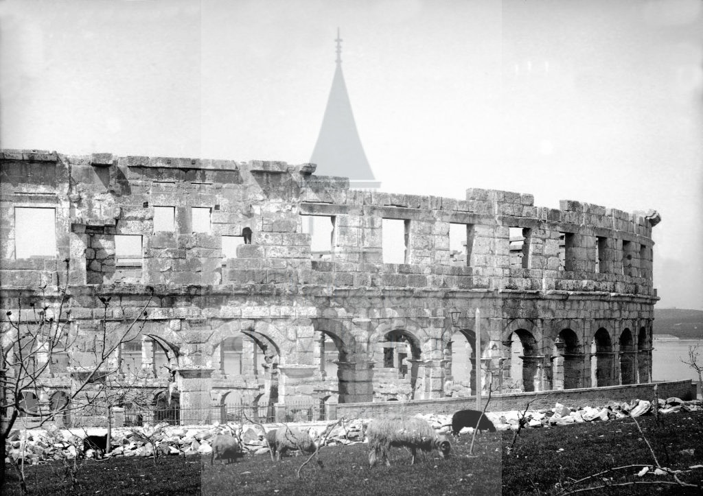 New - Château de Volognat - Photos - Hubert Vaffier - Pola - Arènes (ouest) - 1892-04-22 - 2333