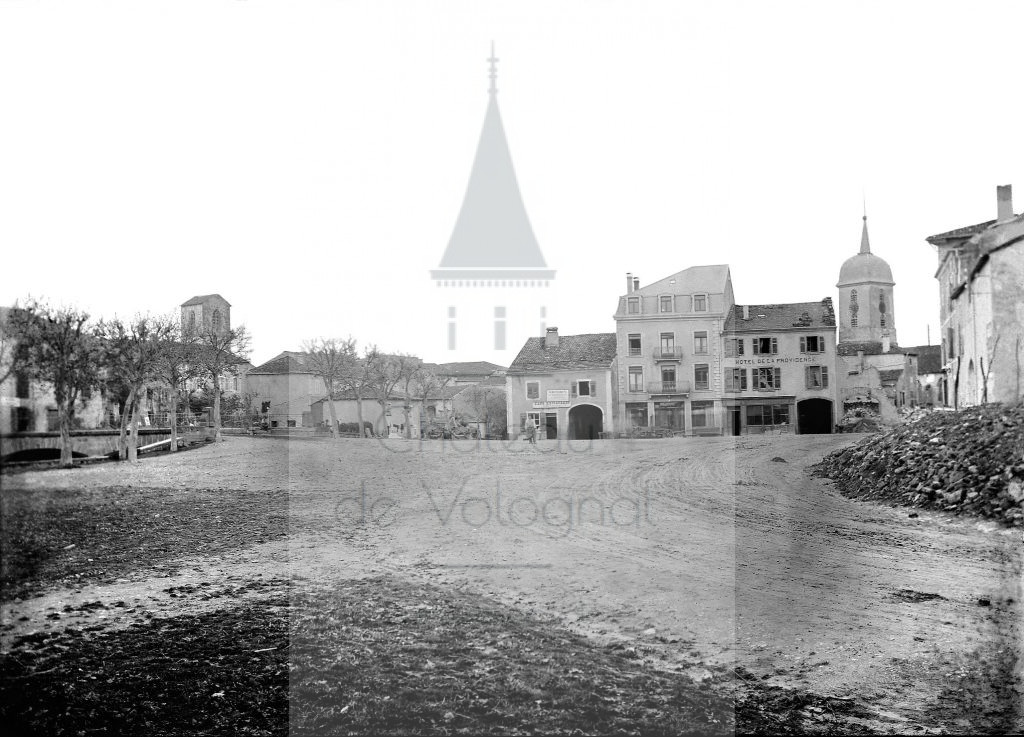 New - Château de Volognat - Photos - Hubert Vaffier - Vittel - Grande place de la ville - 1882-05-27 - 234