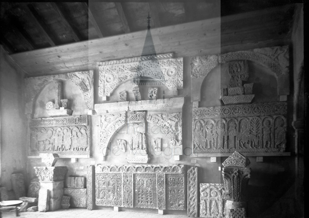 New - Château de Volognat - Photos - Hubert Vaffier - Zara - Premier étage du musée - 1892-05-03 - 2372