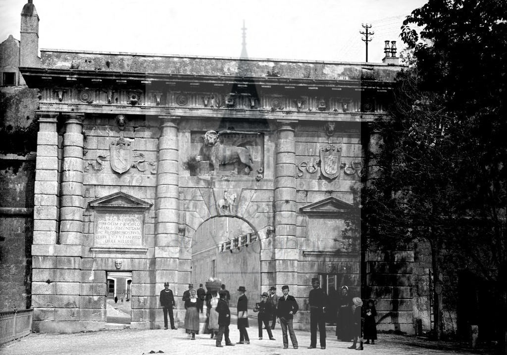 New - Château de Volognat - Photos - Hubert Vaffier - Zara - Une porte rue St Michel - 1892-05-04 - 2376