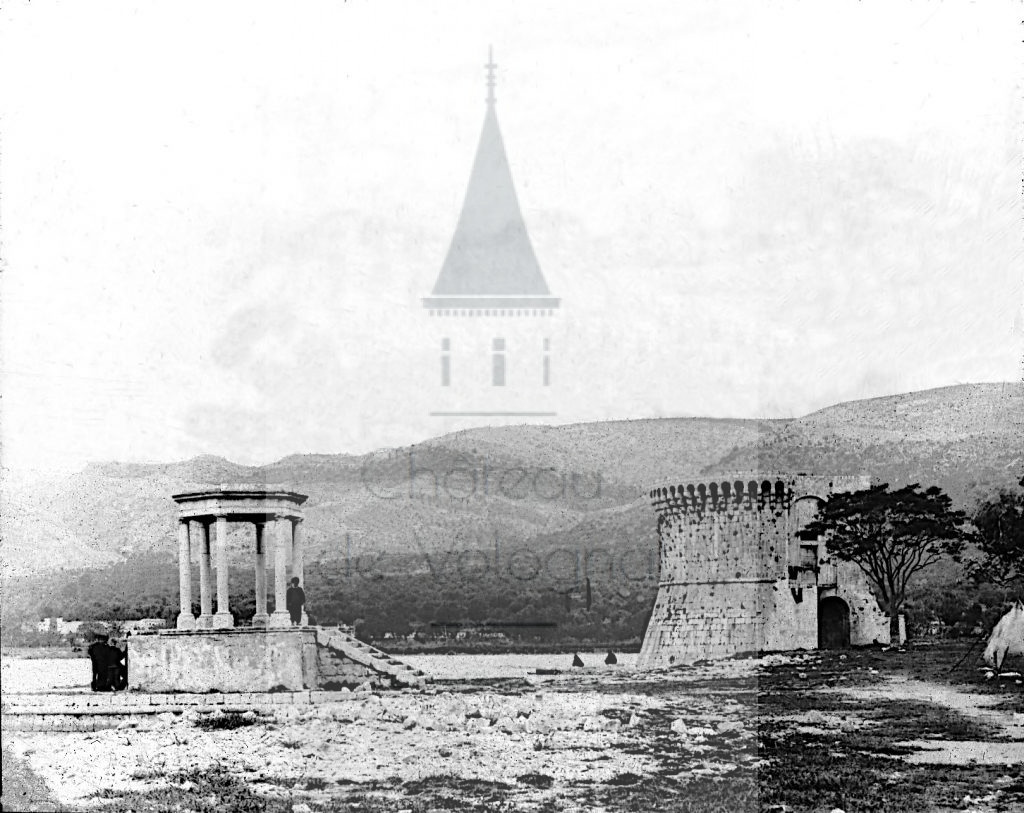 New - Château de Volognat - Photos - Hubert Vaffier - Trau - Tour et petit temple - 1892-05-07 - 2408