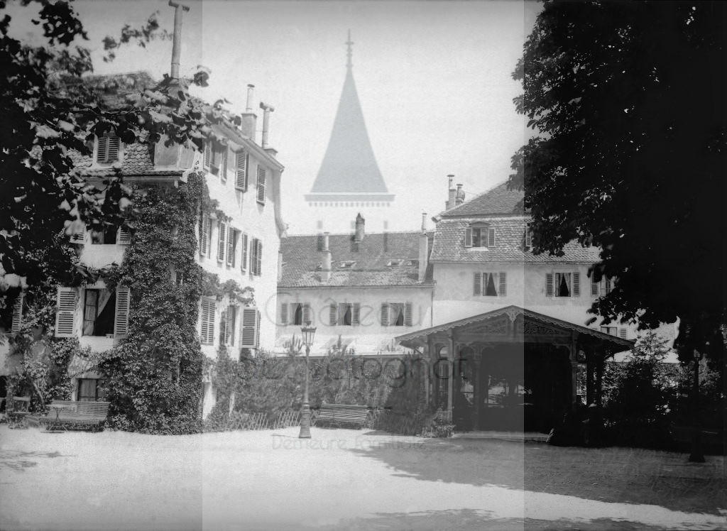 New - Château de Volognat - Photos - Hubert Vaffier - Divonne - Entrée des bains - 1882-07-12 - 250