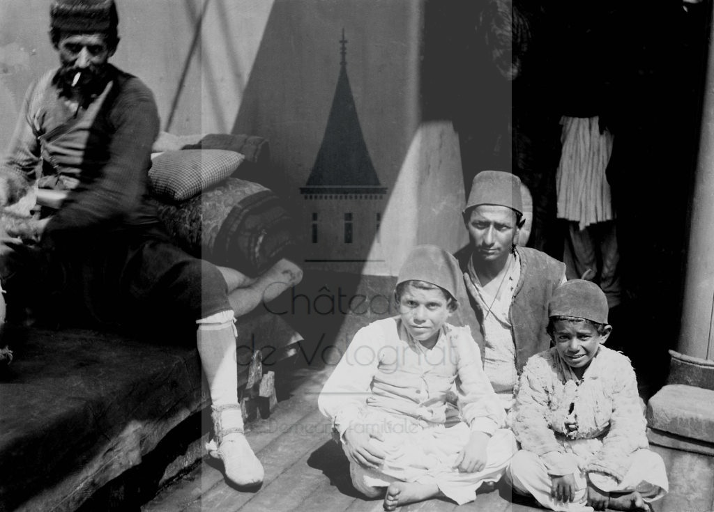 New - Château de Volognat - Photos - Hubert Vaffier - Danubio - Passagers turcs sur le Danubio - 1892-05-27 - 2502