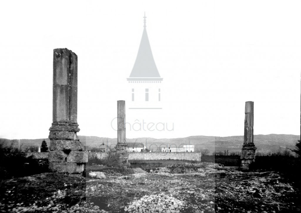 Château de Volognat - Photos - Hubert Vaffier - Izernore - Les colonnes - 12/04/1893 - 2753