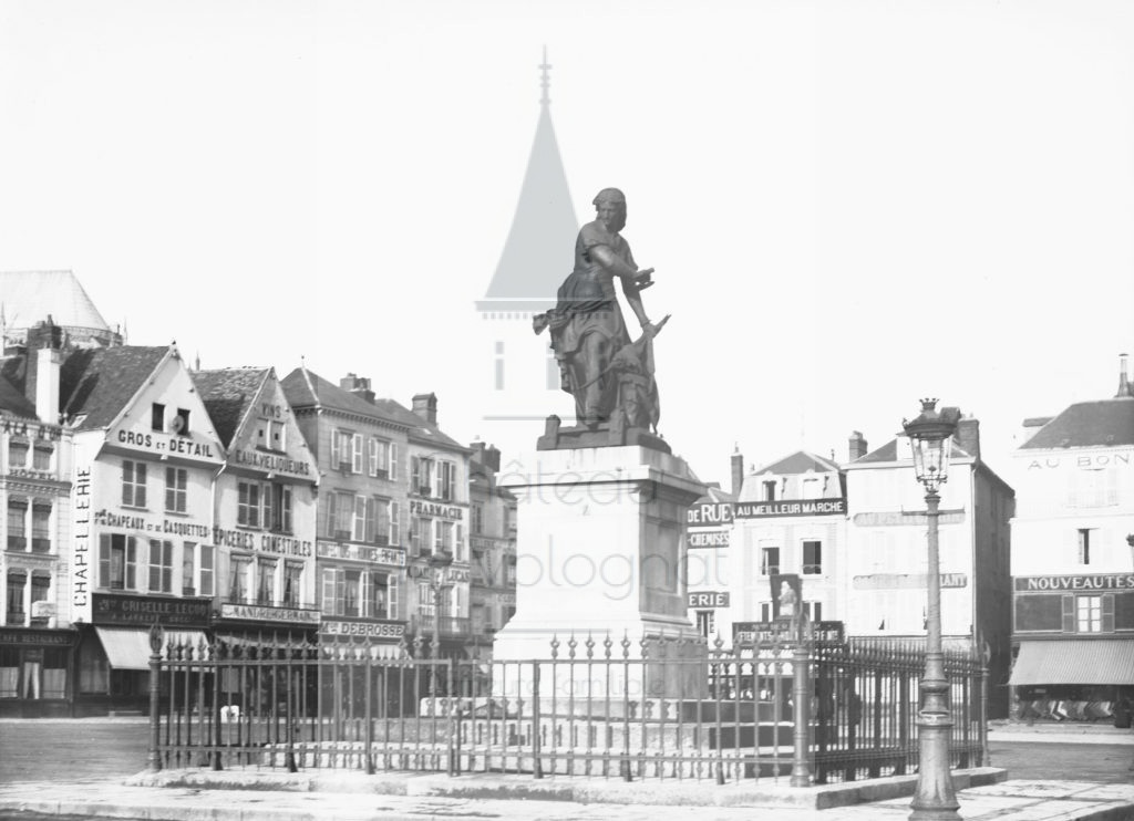 New - Château de Volognat - Photos - Hubert Vaffier - beauvais - Statue de Jeanne Hachette - 1893-11-21 - 2894