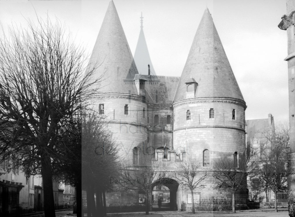 New - Château de Volognat - Photos - Hubert Vaffier - Beauvais - Cathédrale tour à l'entrée du palais - 1893-11-22 - 2901