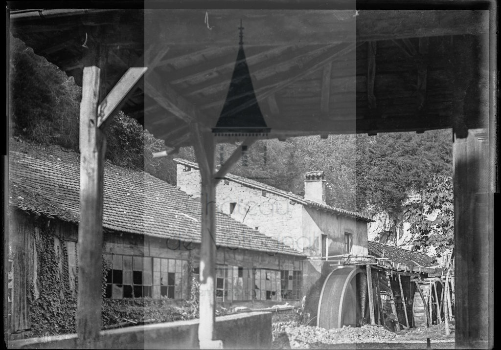 New - Château de Volognat - Photos - Hubert Vaffier - Saint Rambert en Bugey - Sous le porche de l'église - 1894-11-10 - 2974