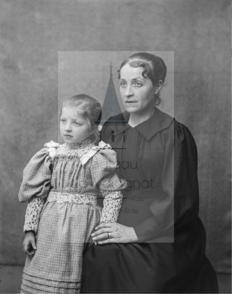 New - Château de Volognat - Photos - Hubert Vaffier - Volognat - La sœur de Léontine et sa fille - 1896-05-14 - 3098