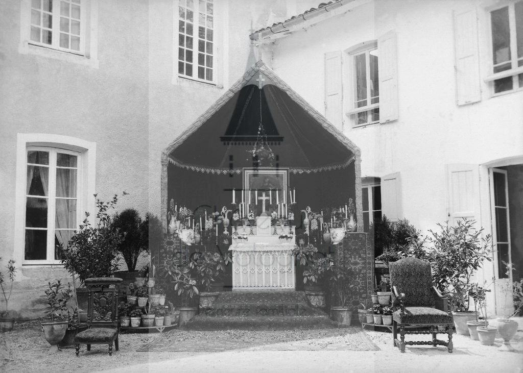 New - Château de Volognat - Photos - Hubert Vaffier - Volognat - Reposoir au château - 1883-06-03 - 355