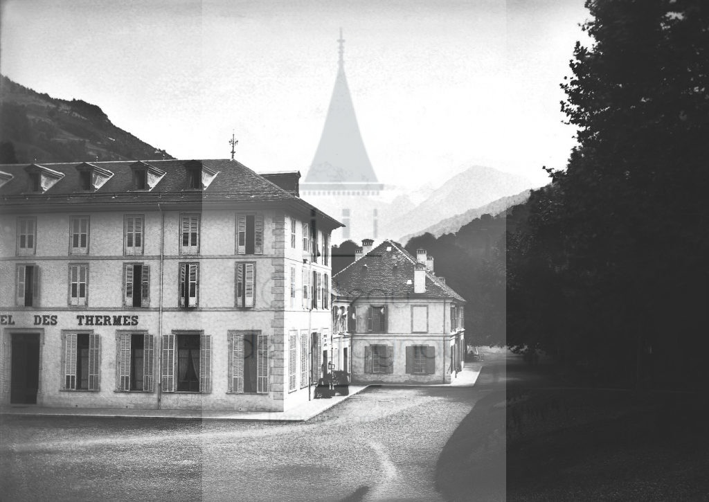 New - Château de Volognat - Photos - Hubert Vaffier - Brides Savoie - Vue prise en arrivant hotel des Thermes - 1883-07-28 - 368