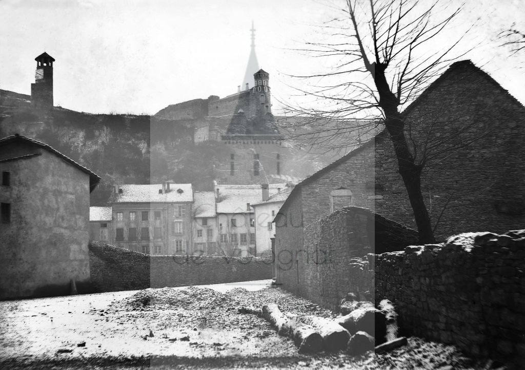New - Château de Volognat - Photos - Hubert Vaffier - Cremieu - La tour de l'horloge - 1883-12-18 - 449
