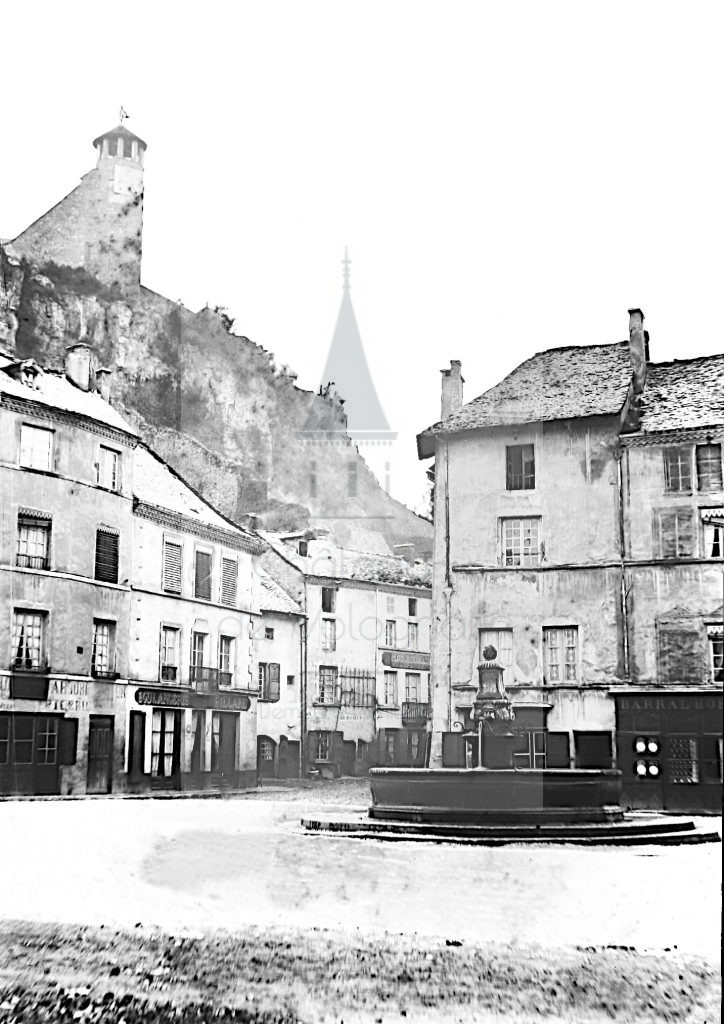 New - Château de Volognat - Photos - Hubert Vaffier - Cremieu - L'horloge et le fontaine de la place - 1883-12-18 - 451